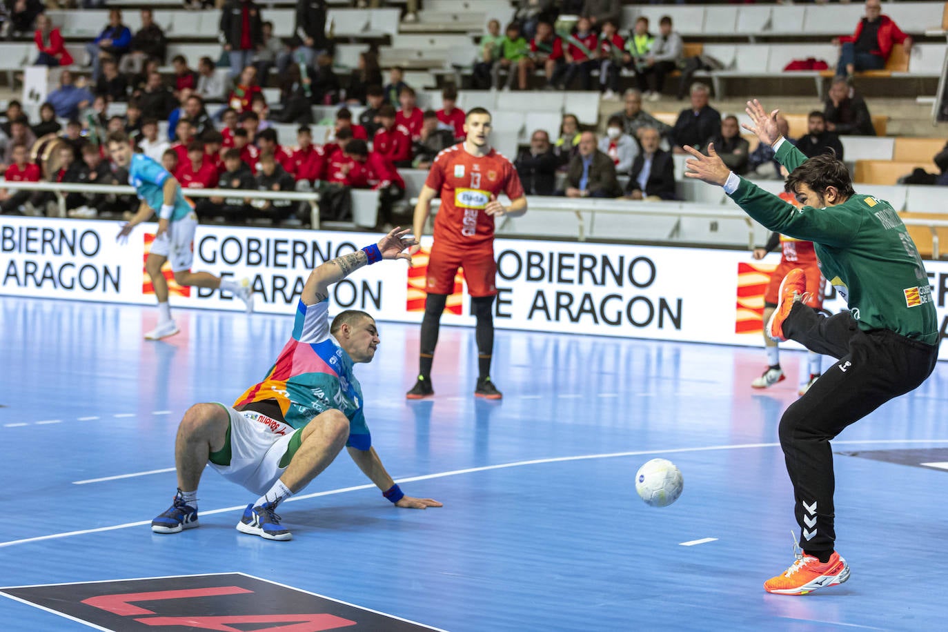 El Abanca Ademar vuelve a ganar