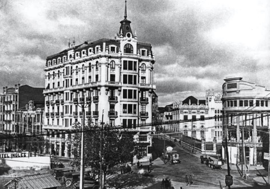 Plaza de la Libertad (1924) Edificio Goyo con el Instituto Técnico a su lado