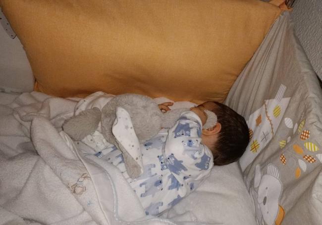 El hijo de Patricia en su cuna mientras duerme.