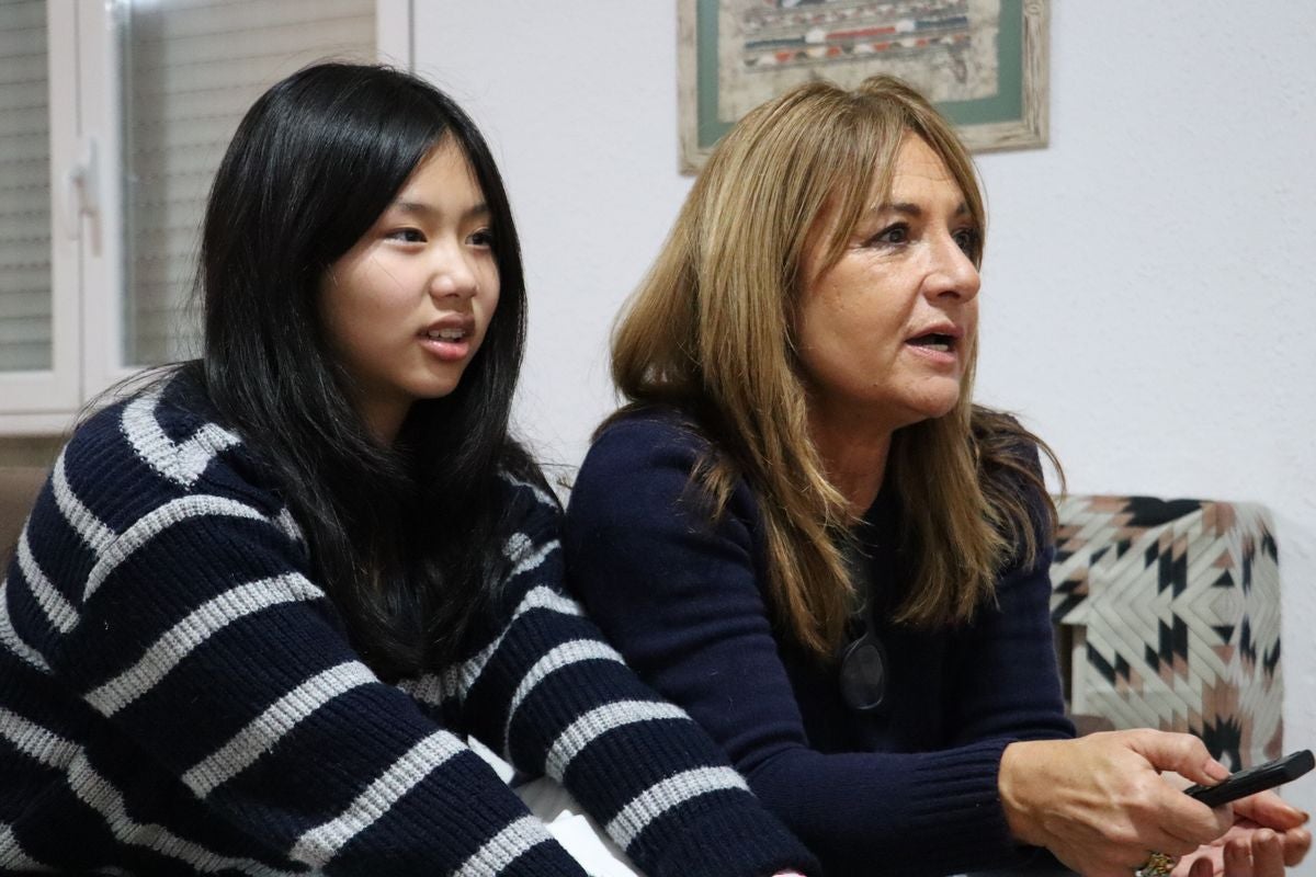 Mar y Ana buscando fotografías antiguas