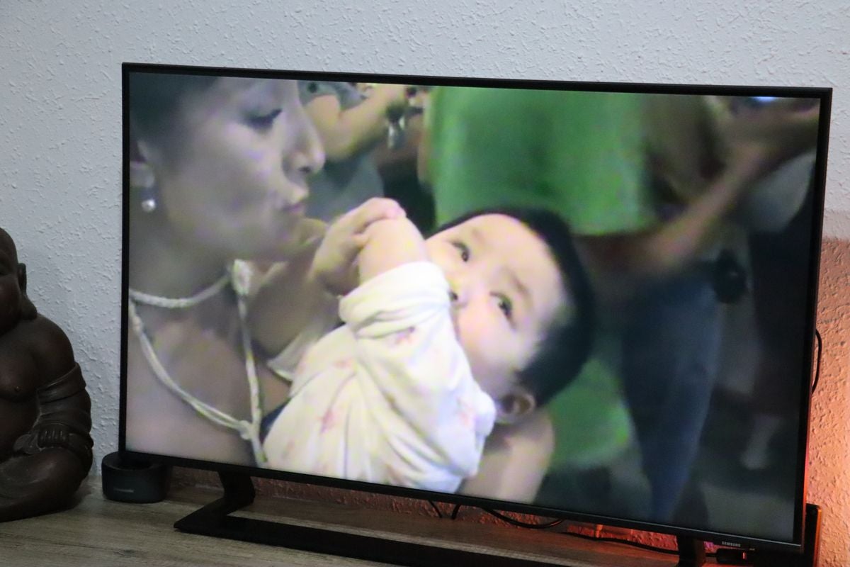 Ana cogiendo en brazos a Mar cuando llegaron a China