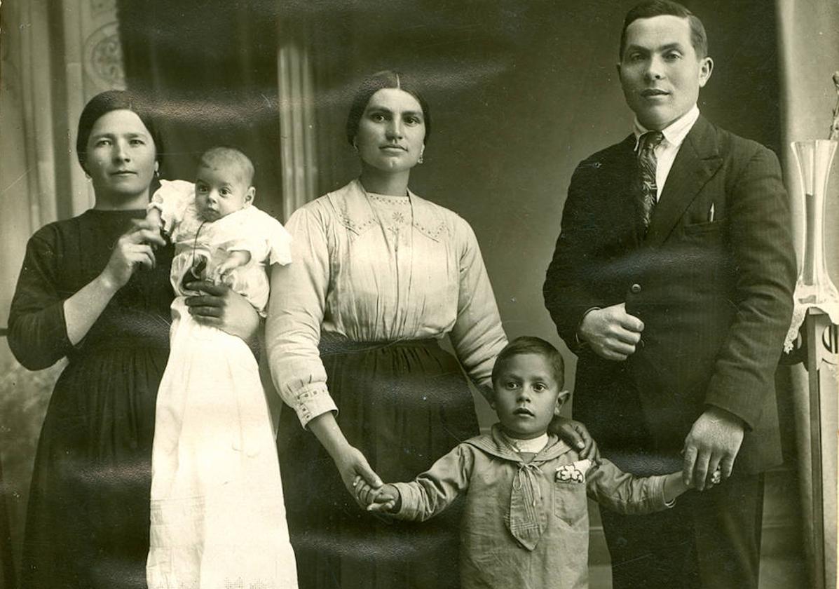 Eugenio de Nora, de niño y sujetando la mano de sus padres Jesusa y Ricardo, cuando residía en Zacos.