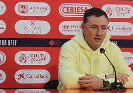 El míster culturalista, Raúl Llona, durante la rueda de prensa de esta mañana.