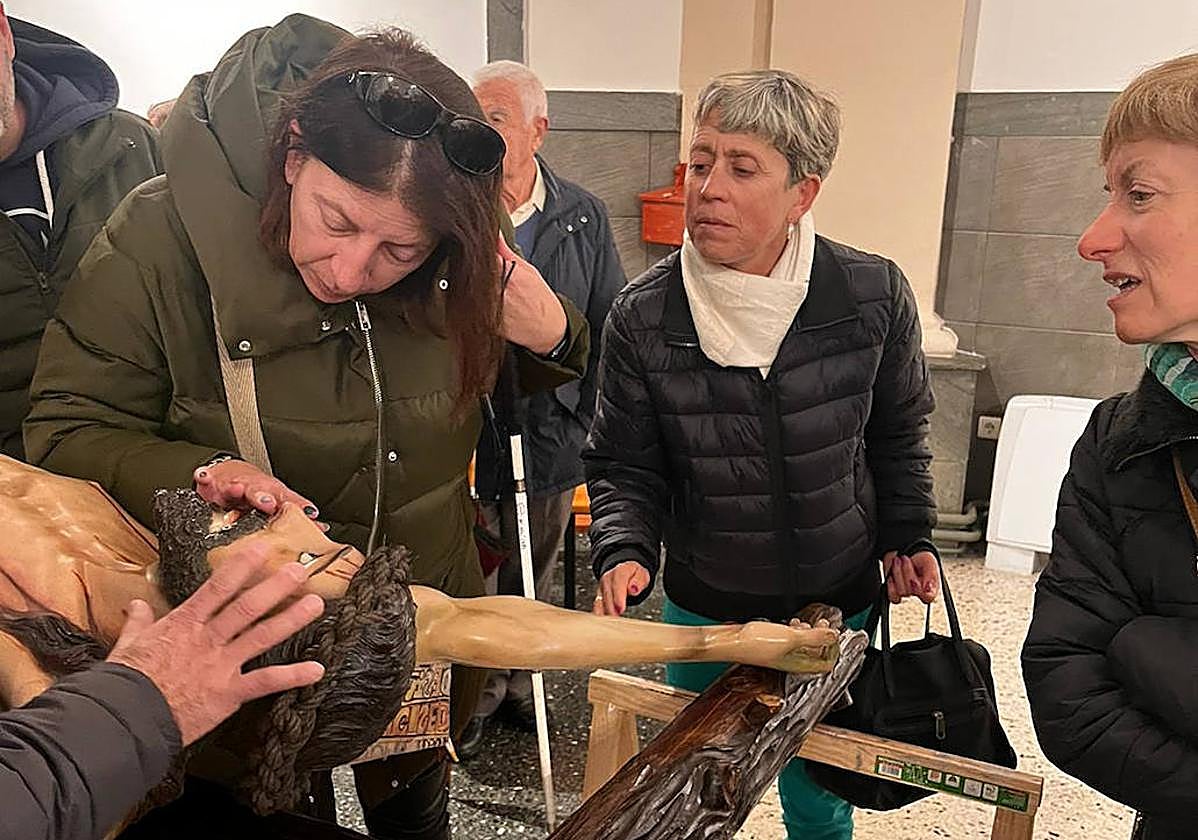 Visita de un grupo de personas con deficiencia visual a la capilla de Santa Nonia.