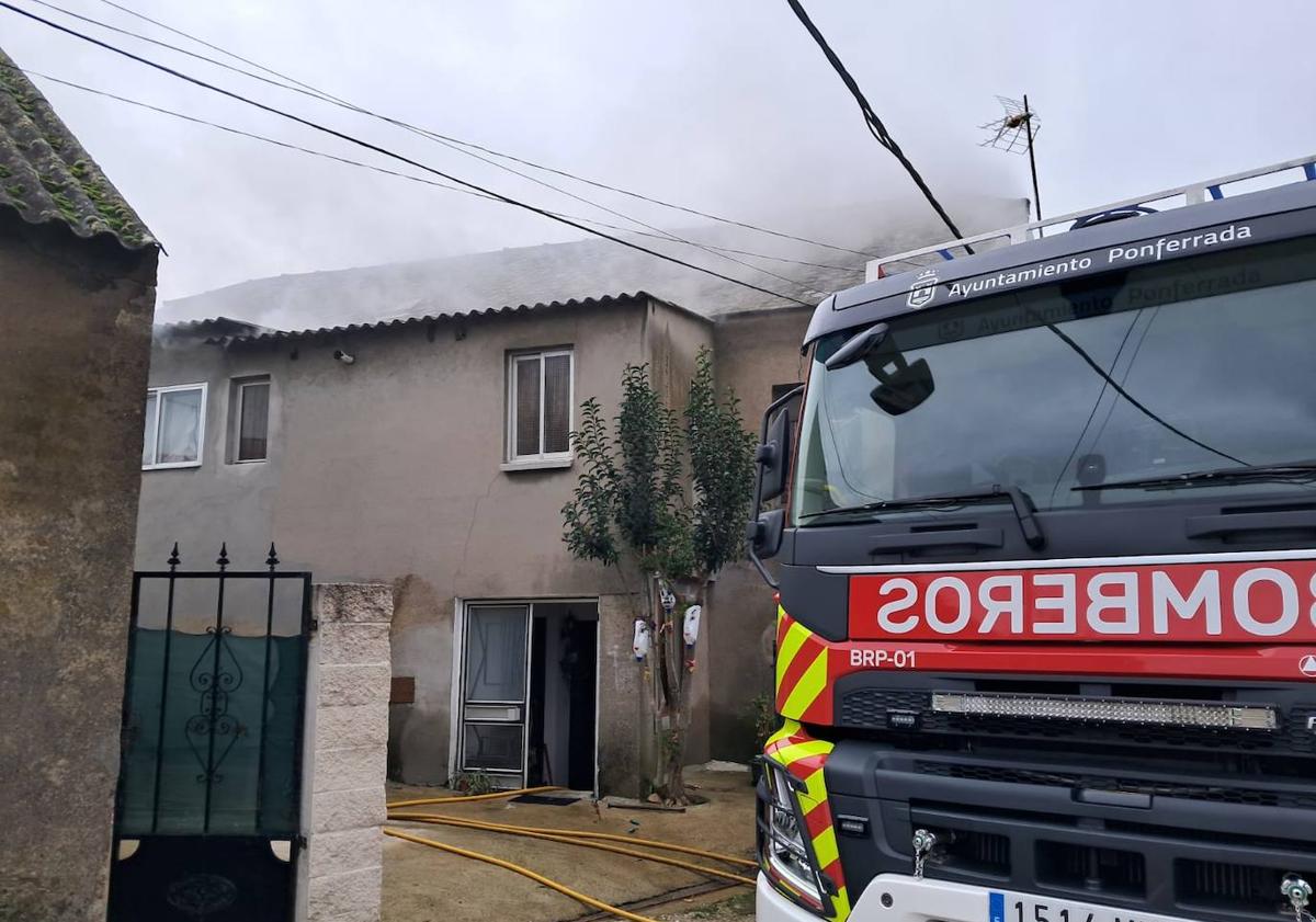 Imagen principal - Daños graves en una casa de Las Ventas de Albares tras un incendio