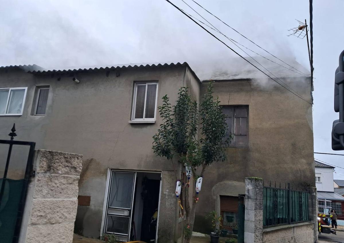 Imagen secundaria 1 - Daños graves en una casa de Las Ventas de Albares tras un incendio