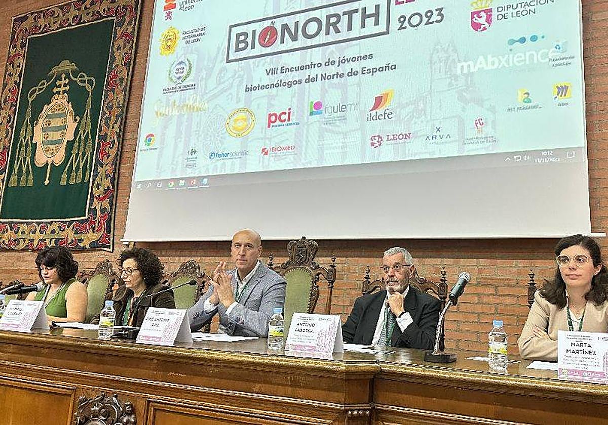 El alcalde de León acude a la cita con los biotecnólogos.