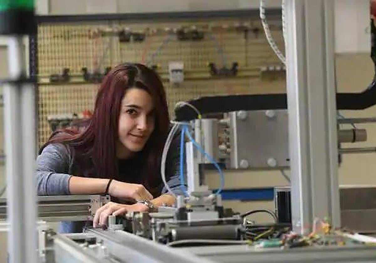 Una mujer en un curso de FP.