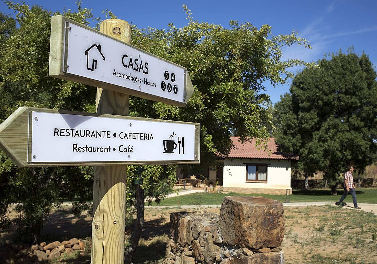 Carteles que muestran señales hacia zonas de turismo rural.