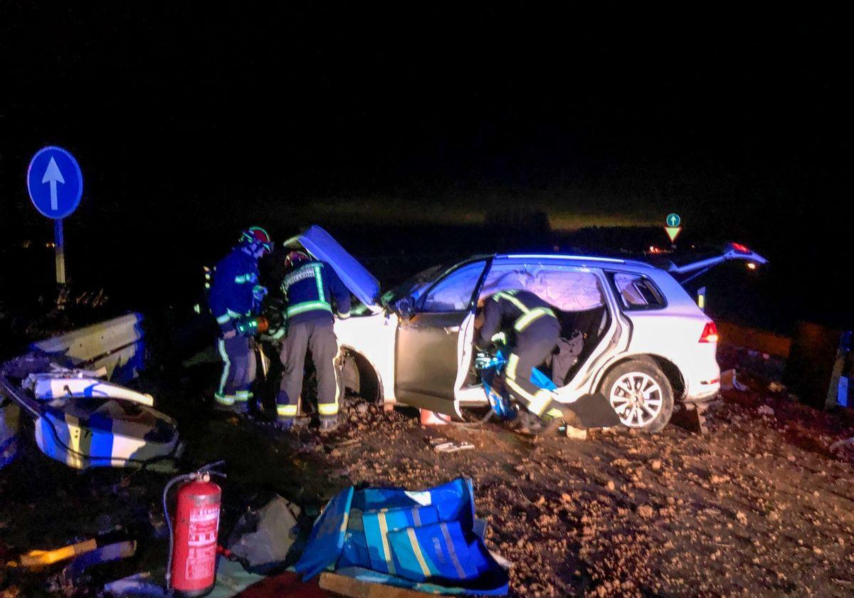 Bomberos de León durante la excarcelación del varón.