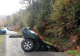 Imagen de uno de los coches que se hundió en el socavón de Vega de Valcarce.