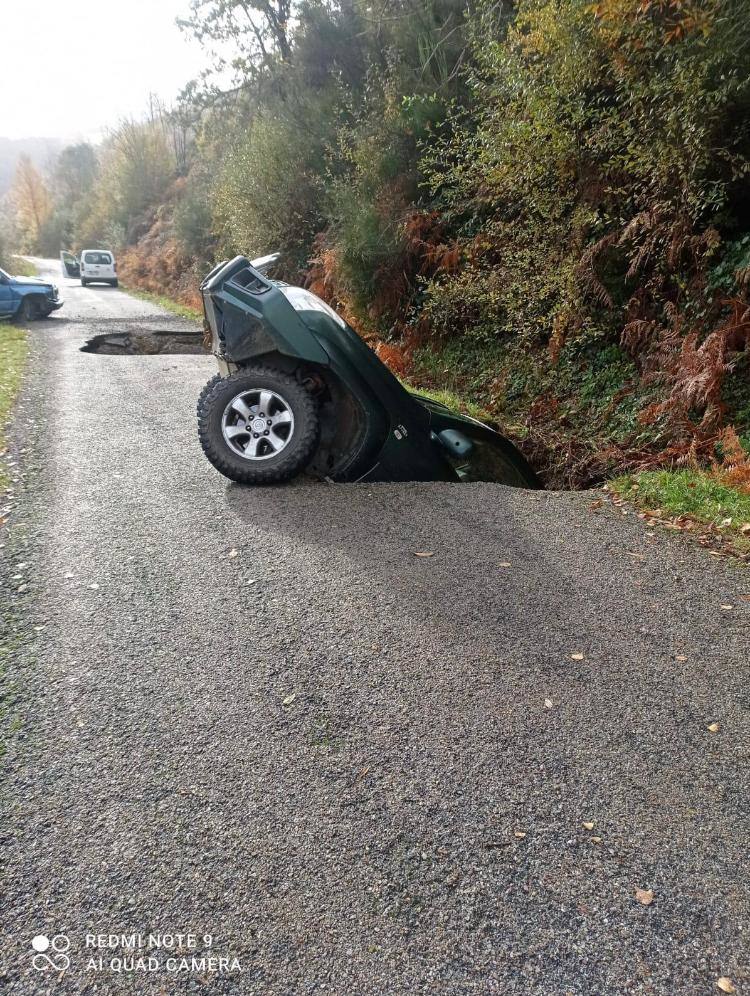 Imagen de uno de los coches que se hundió en el socavón de Vega de Valcarce.