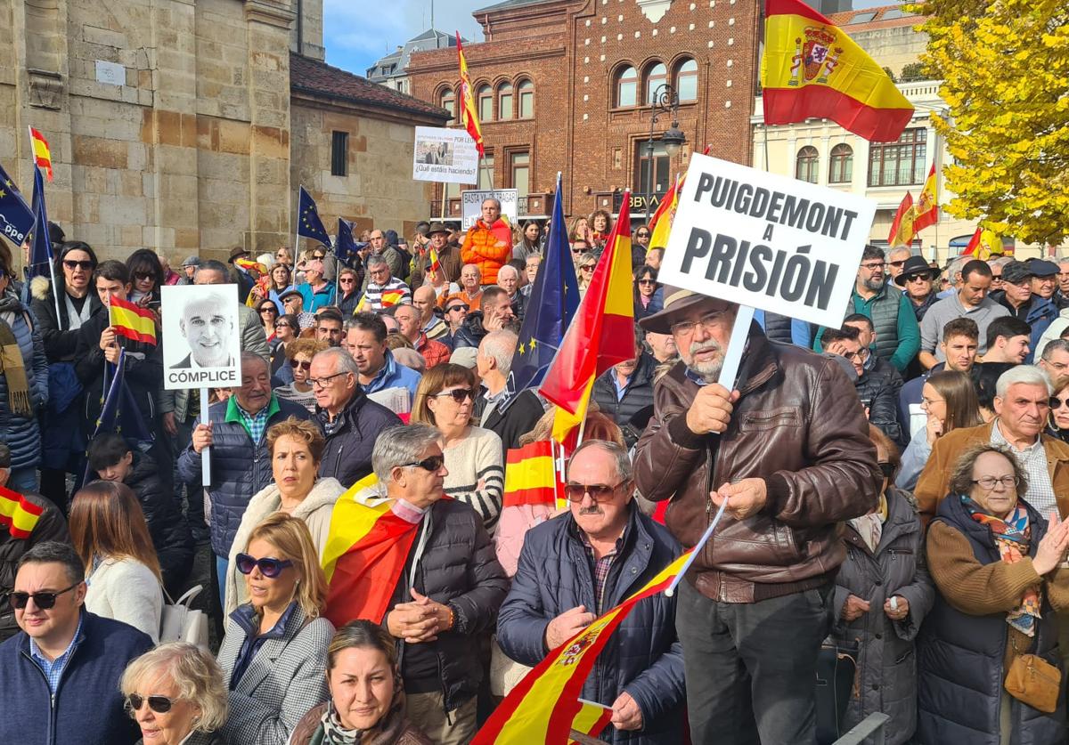 León clama contra Sánchez y la amnistía: «Había que salir aunque fuera con bastón»