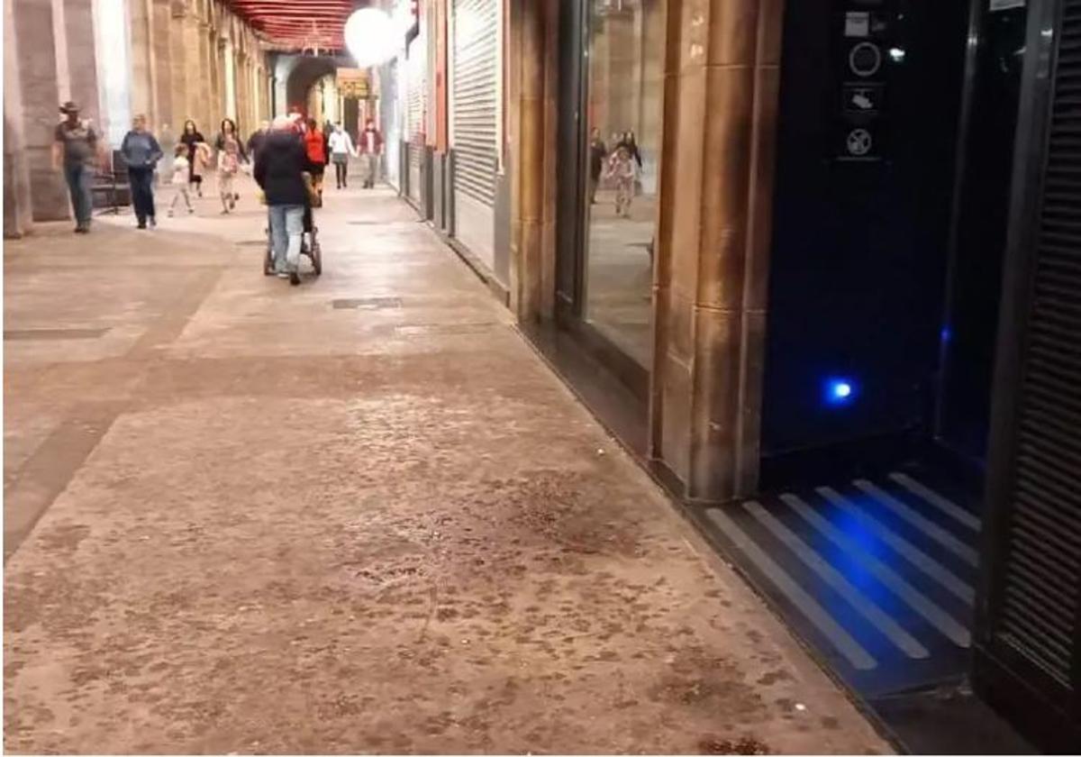 Huellas de sangre en el suelo frente a la puerta de entrada del pub donde tuvo lugar la brutal agresión en Marqués de San Esteban.