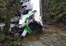 Imagen del camión en el río.