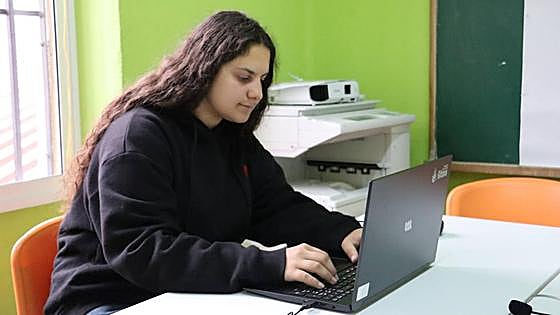 «Me dicen que no parezco gitana por estudiar»