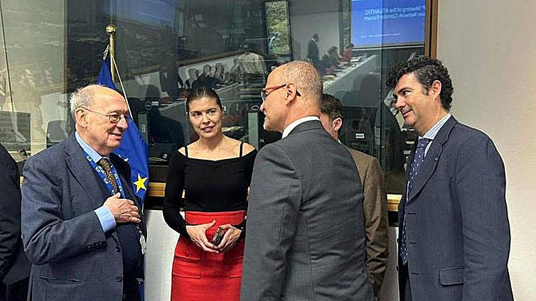La Junta pide a Bruselas que las nueve provincias se beneficien del Corredro Atlántico