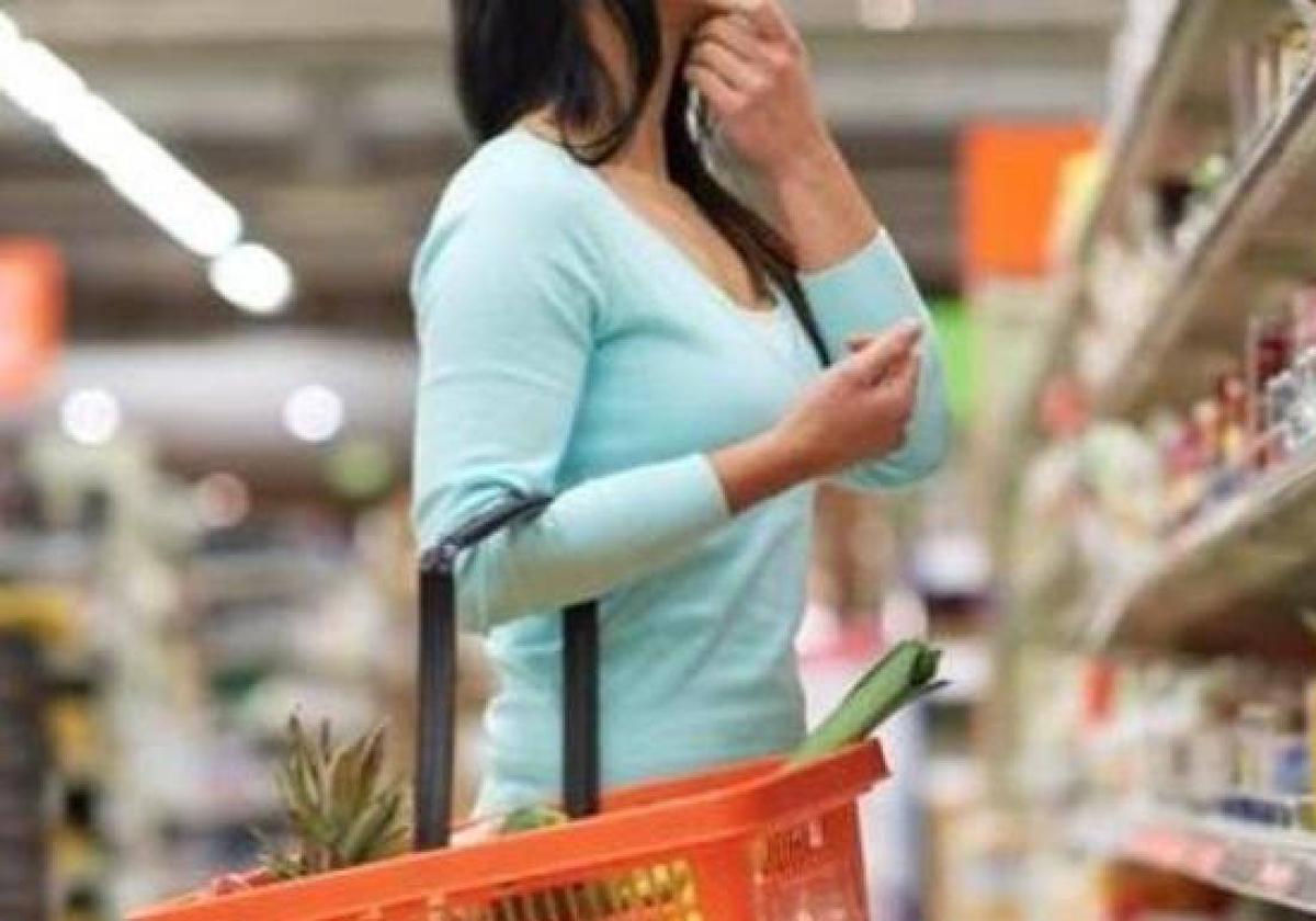 Imagen de archivo de una mujer comprando alimentos, indicador cuyos precios más han crecido en el último mes en León.