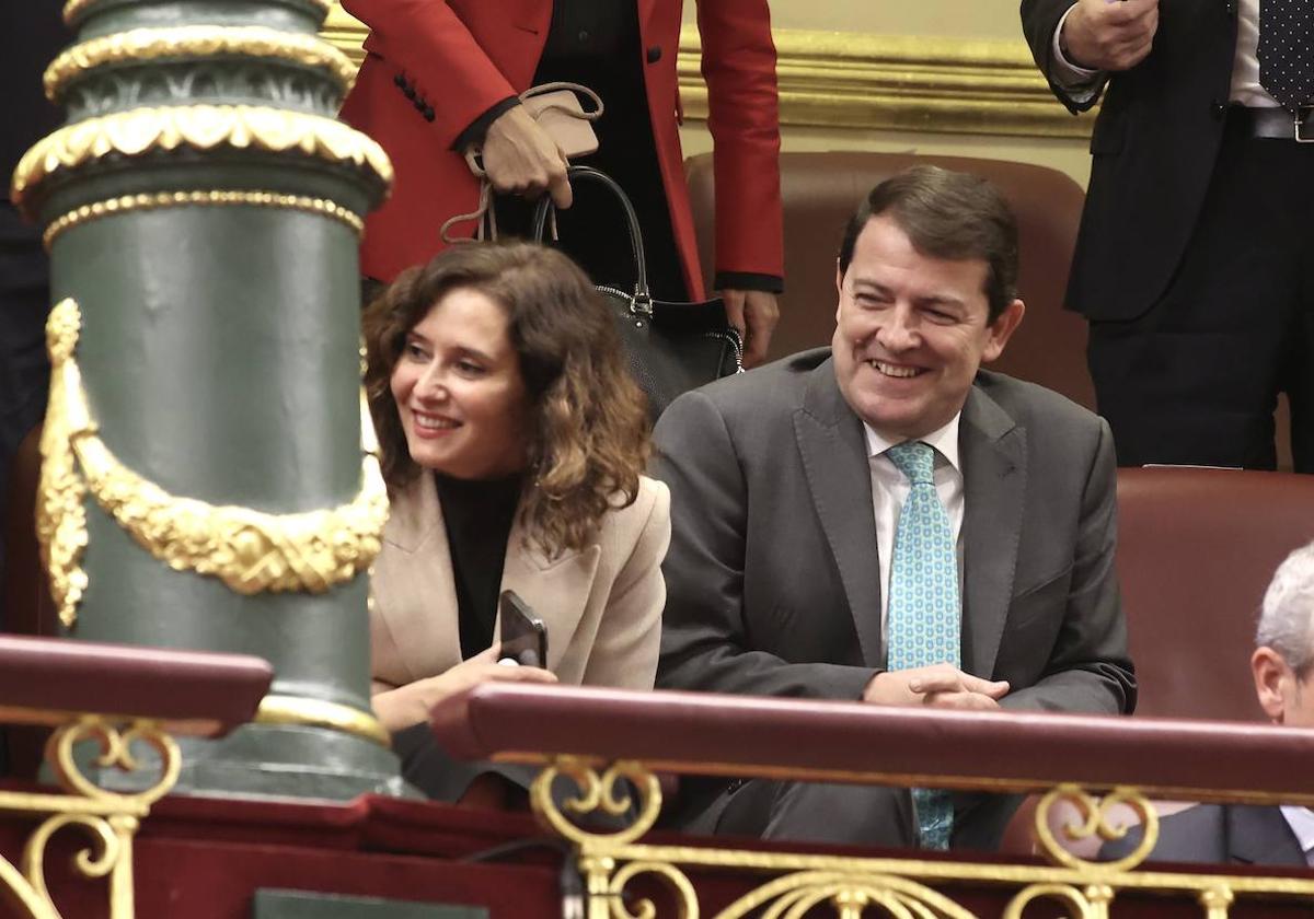 Fernández Mañueco junto a Isabel Díaz Ayuso en la sesión de investidura de Pedro Sánchez este miércoles.