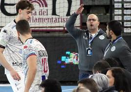 Dani Gordo, entrenador del Abanca Ademar, en el partido del pasado domingo ante Puerto Sagunto.