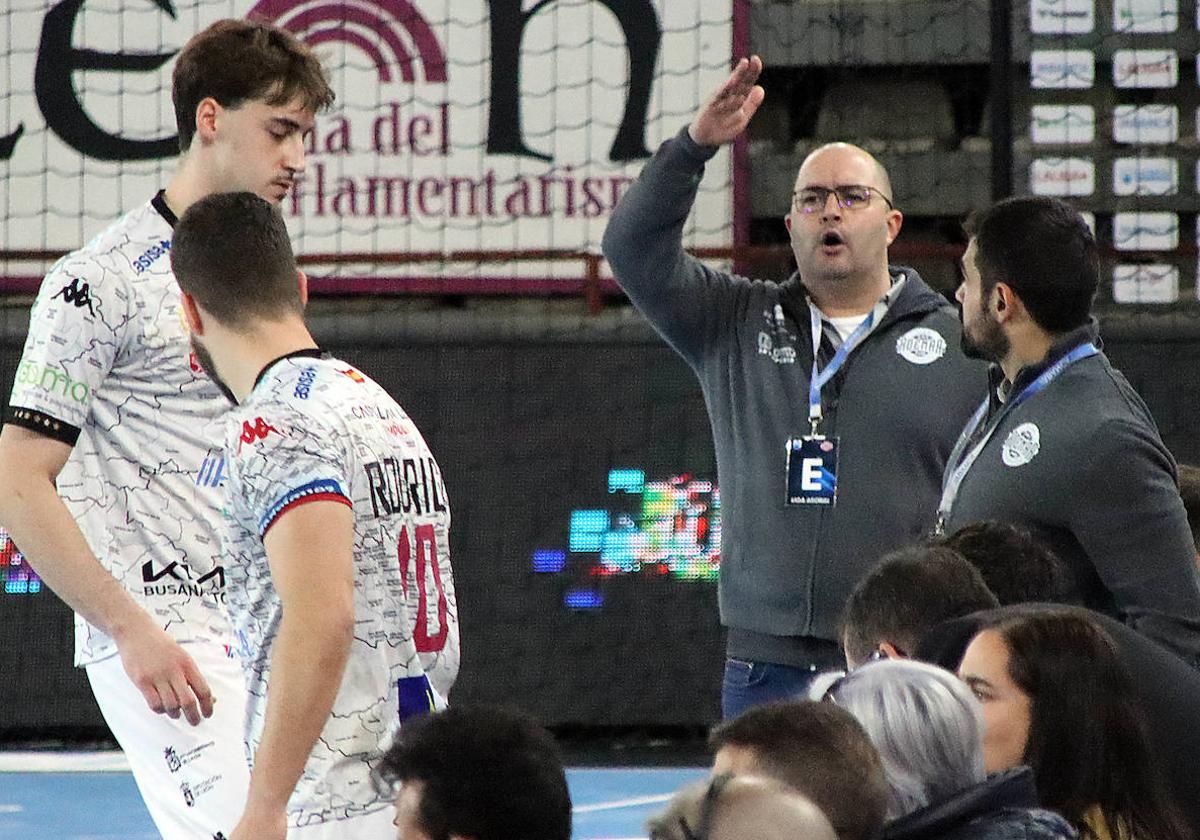 Dani Gordo, entrenador del Abanca Ademar, en el partido del pasado domingo ante Puerto Sagunto.