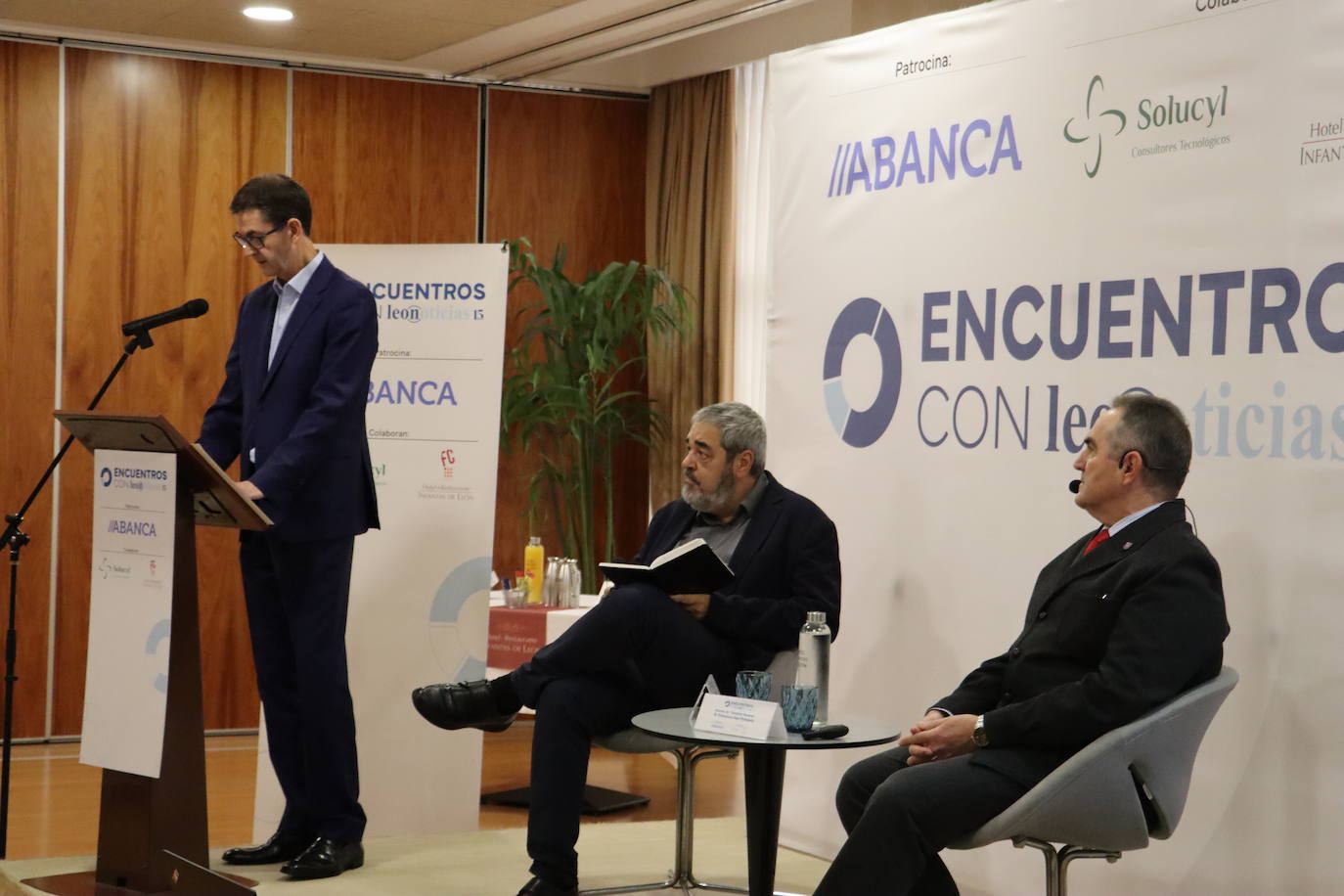 Goyo Ezama, director general de Vocento en Castilla y León, en el Foro de Liderazgo junto a Carlos Aganzo, director de Relaciones Institucionales de Leonoticias, y el teniente general Francisco José Gan Pampols.