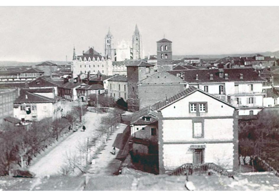 Vista del Hospital de San Antonio Abad desde Ordoño II. Se observa la ausencia dela Casa Ciriaco (1900)