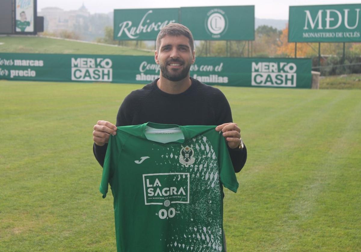 Iván González posa con la camiseta de su nuevo club, el Toledo.