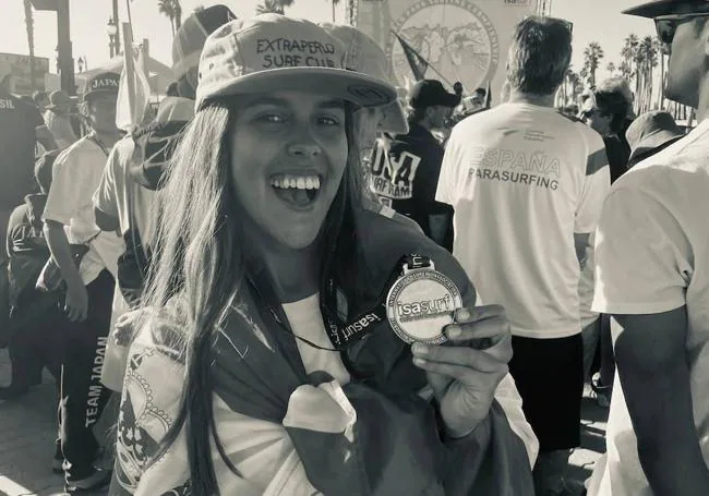 María Martín-Granizo con su medalla de plata, del Campeonato Mundial de Para Surf.