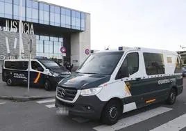 El furgón de la Guardia Civil sale de los juzgados con los dos detenidos rumbo a la cárcel de Asturias.