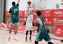 Domínguez lanza desde el perímetro ante Universidad de Oviedo.