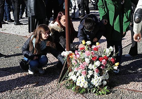Familiares y asistentes colocan flores en honor a las víctimas de tráfico