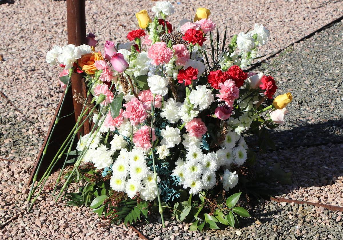 Flores depositadas en honor a las víctimas de accidentes de tráfico.