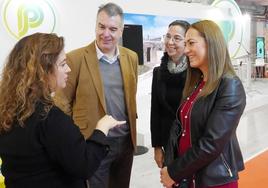 La delegada del Gobierno en Castilla y León, Virginia Barcones, visita la Feria Internacional de Turismo de Interior (Intur), acompañada por la subdelegada del Gobierno en Valladolid, Alicia Villar.