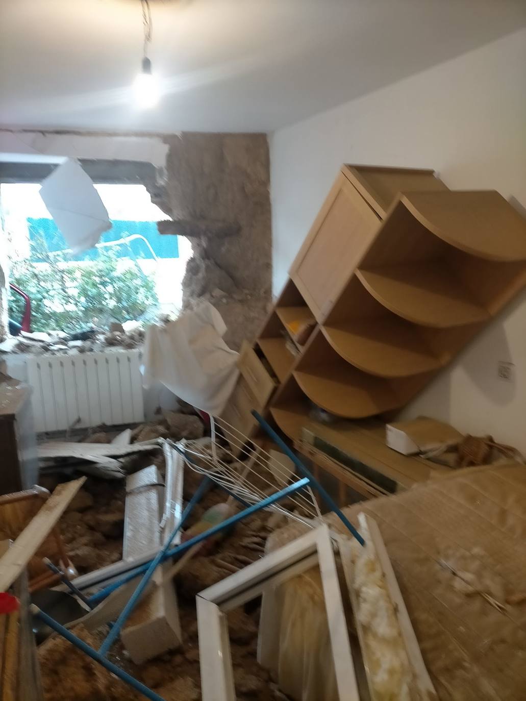 Destrozos varios en la habitación tras el impacto del vehículo. 