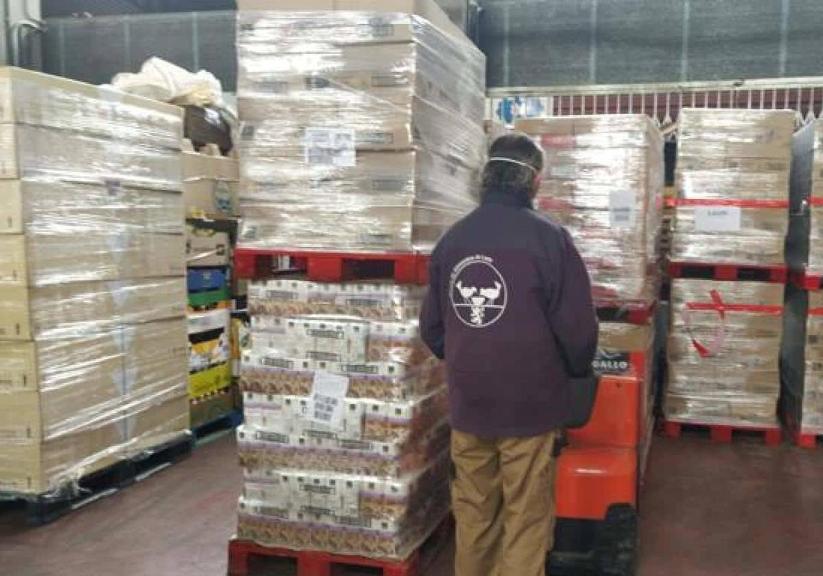 Un voluntario del Banco de Alimentos en la sede de Mercaleón.