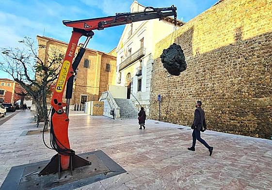 Limpieza del conjunto de Aduardo Arroyo en Puerta Castillo.