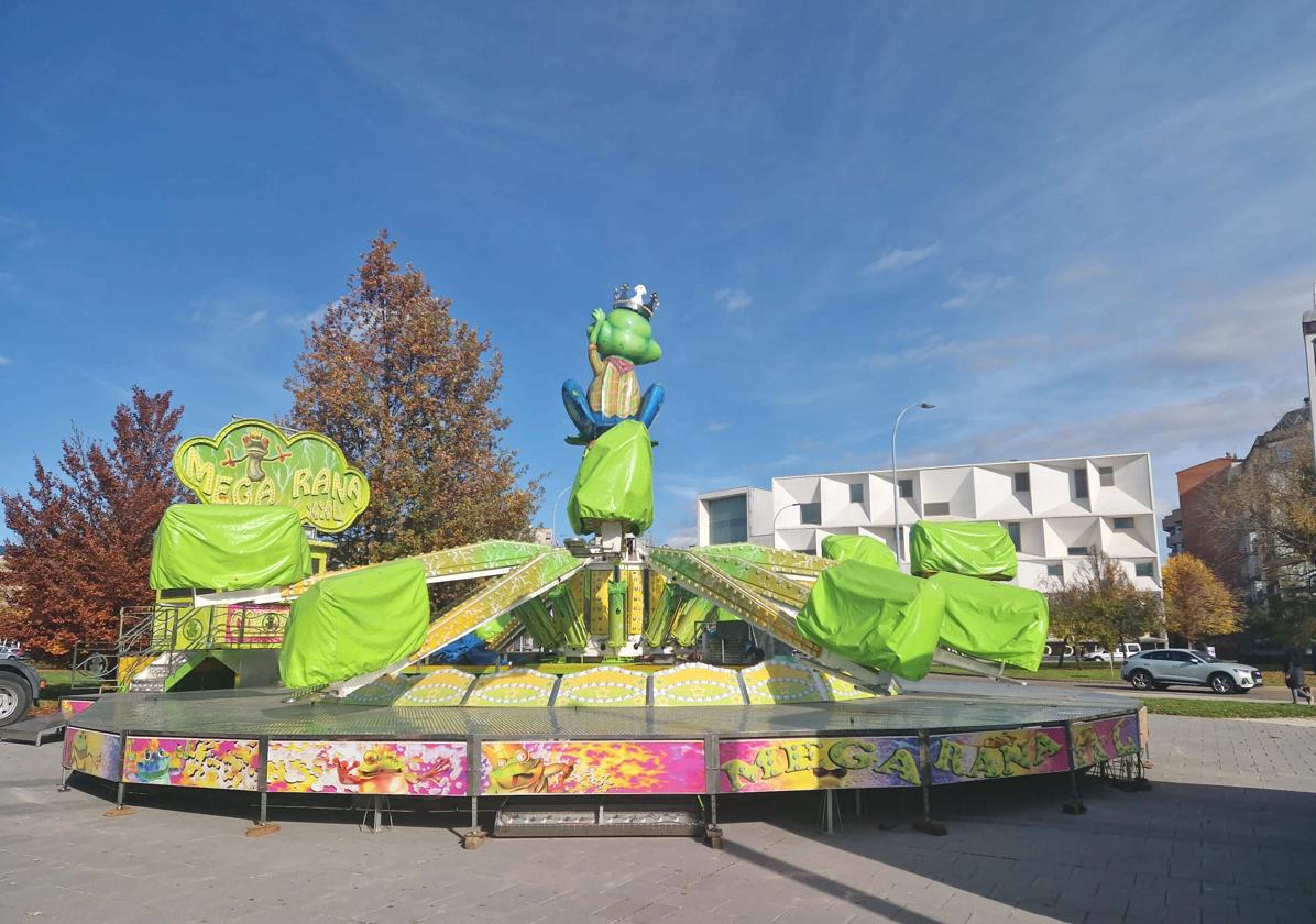 Montaje de una de las atracciones infantiles que se ubicará en frente del Auditorio de León.