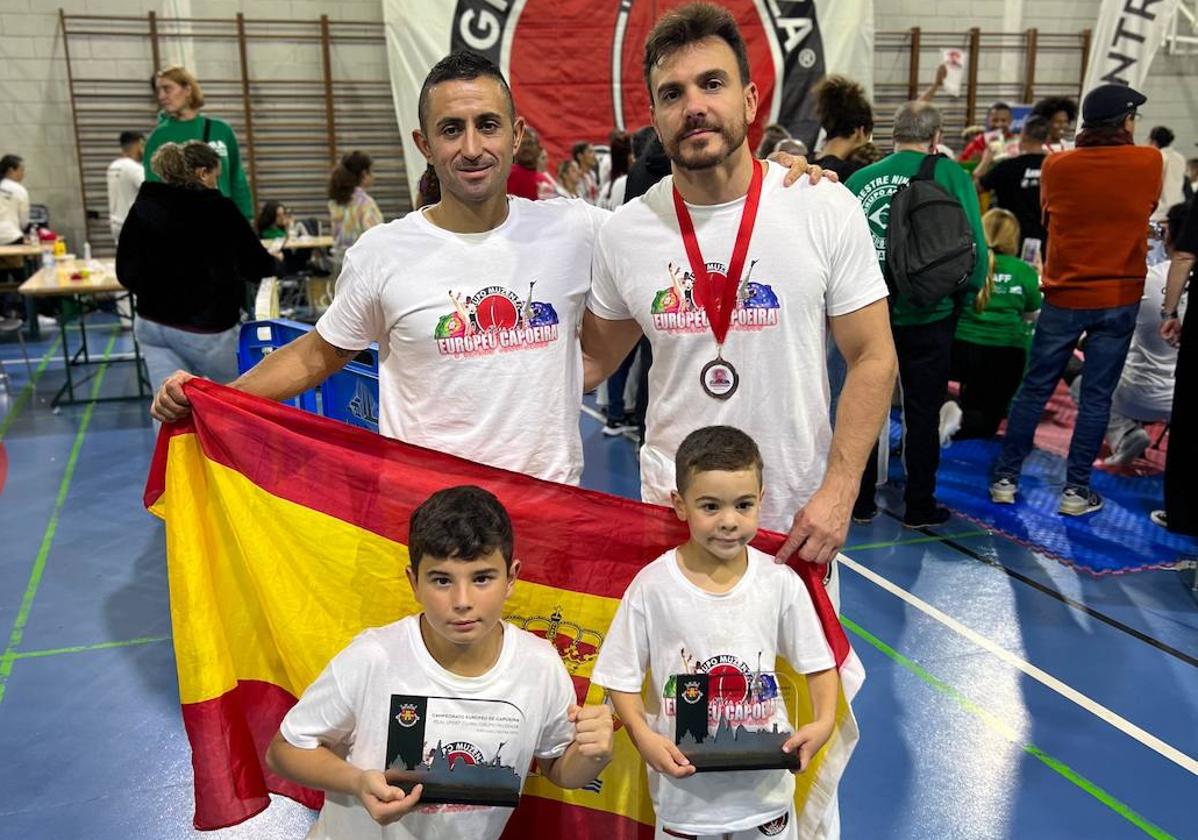 Marcelo Amorim, Leo Guillermo Azevedo y Luis Aitor Guzmán posan con sus medallas.