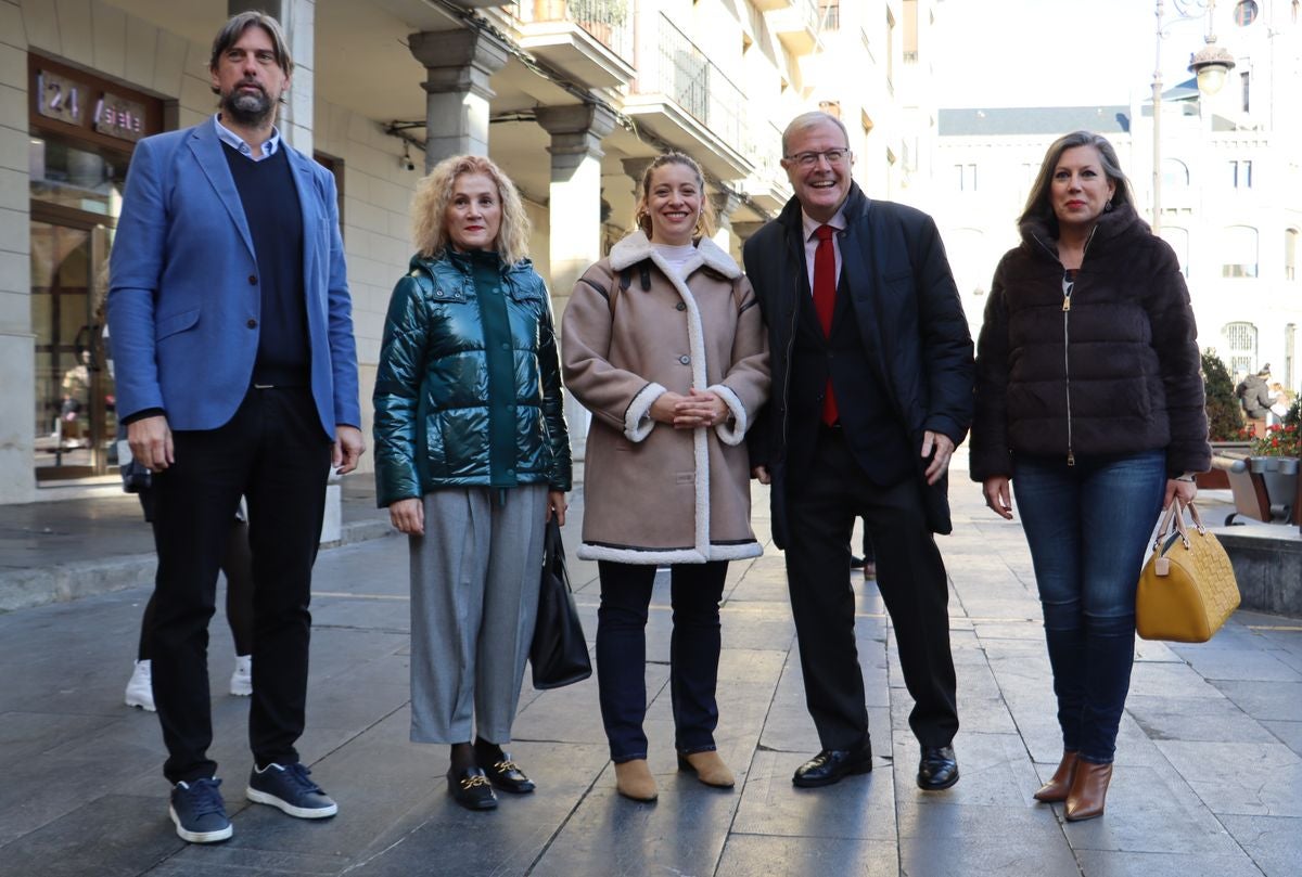 Los diputados y senadores del PP por León, este lunes en la Plaza de Regla.