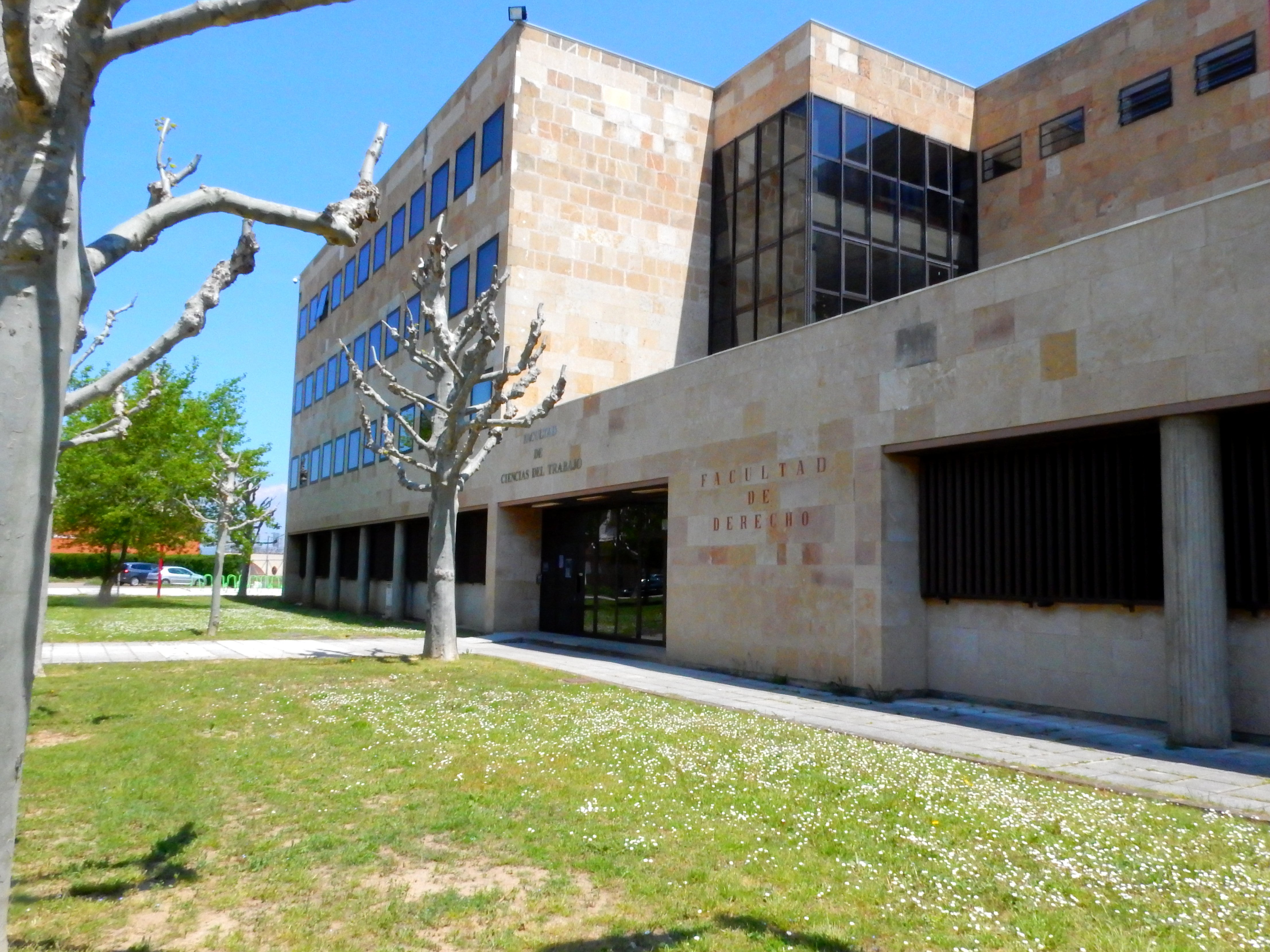 Edificio perteneciente a la Facultlad de Derecho de la Universidad de León.