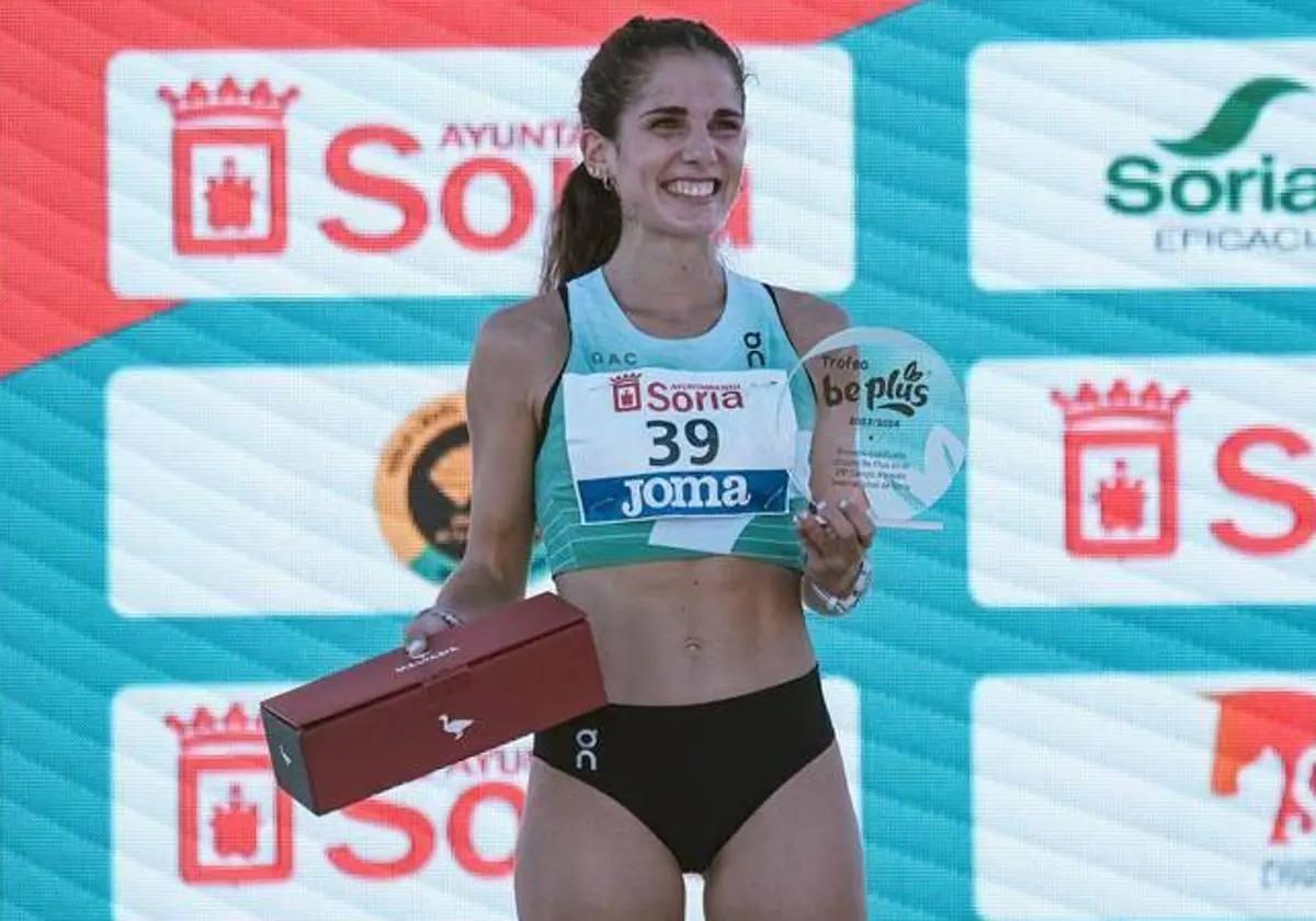 Marta García, en el podio del Cross de Soria.