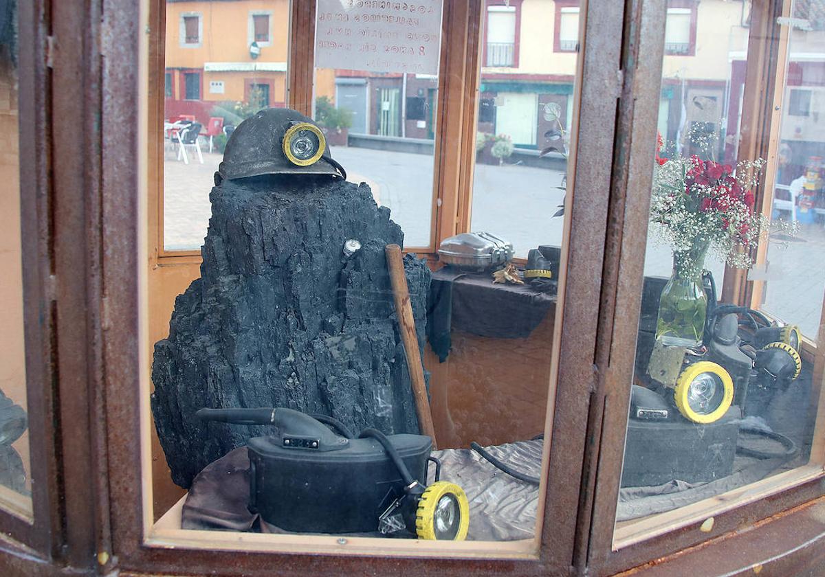 En la Plaza de la Iglesia de Ciñera de Gordón se mantienen símbolos de su pasado minero.