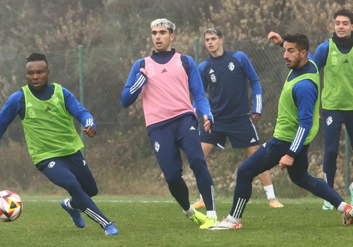 Mángel, en el centro, durante el entrenamiento de la Ponferradina de este miércoles.