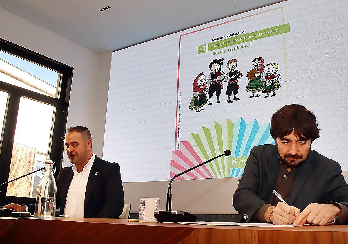 El diputado de Cultura, Arte y Patrimonio, Emilio Manuel Martínez Morán, y el coordinador de Actividades del Instituto Leonés de Cultura, Emilio Gancedo.