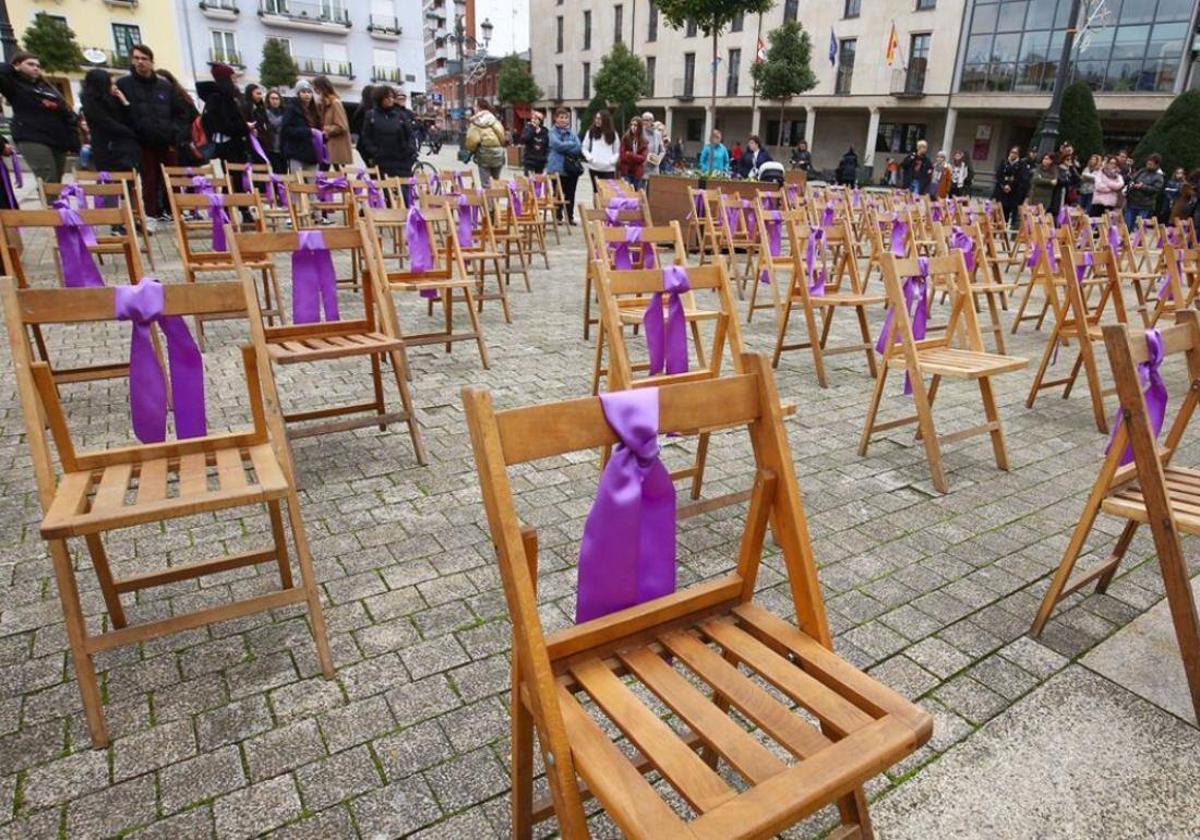 Sillas vacías en Ponferrada en el marco de otro 25N.