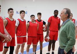 Aito García, en la tarde del jueves, en el Pabellón de San Esteban charla con los jugadores de la Cultural de Baloncesto