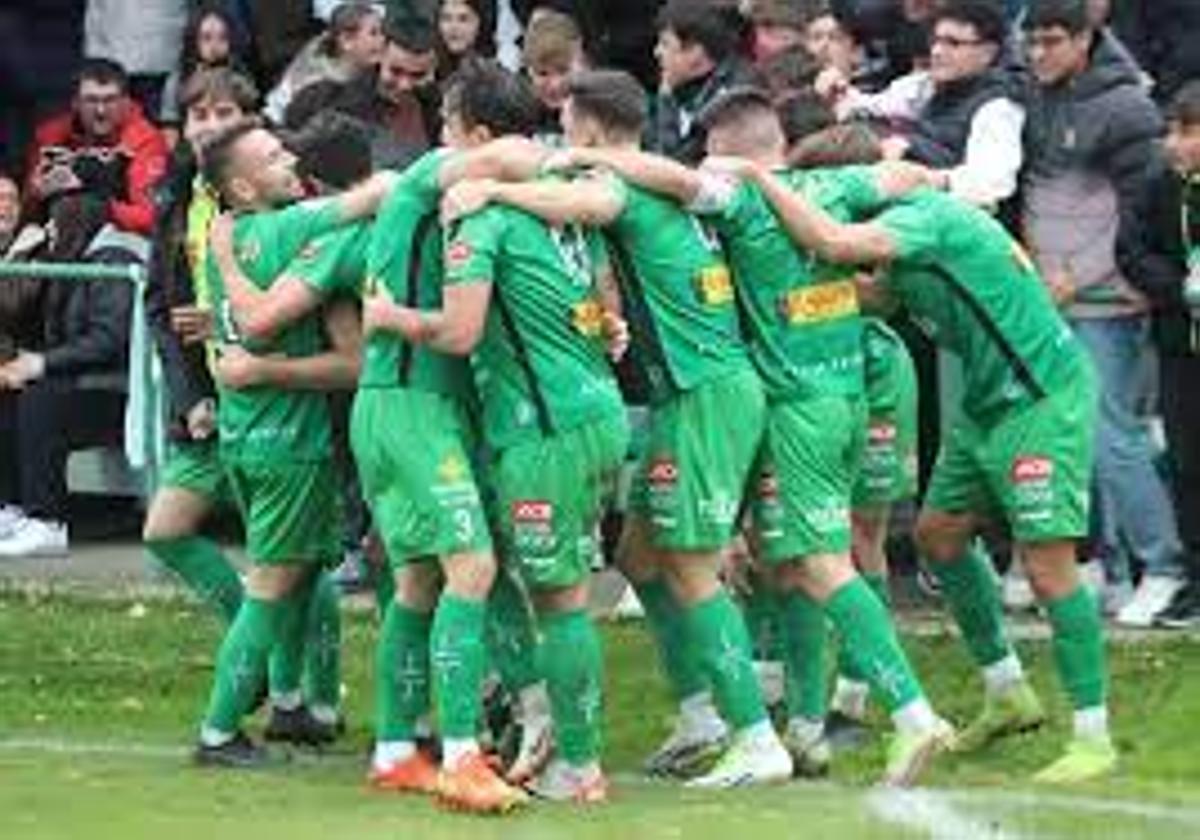 Los jugadores del Atlético Astorga celebran el gol que les dio el pase de ronda ante el Andorra.