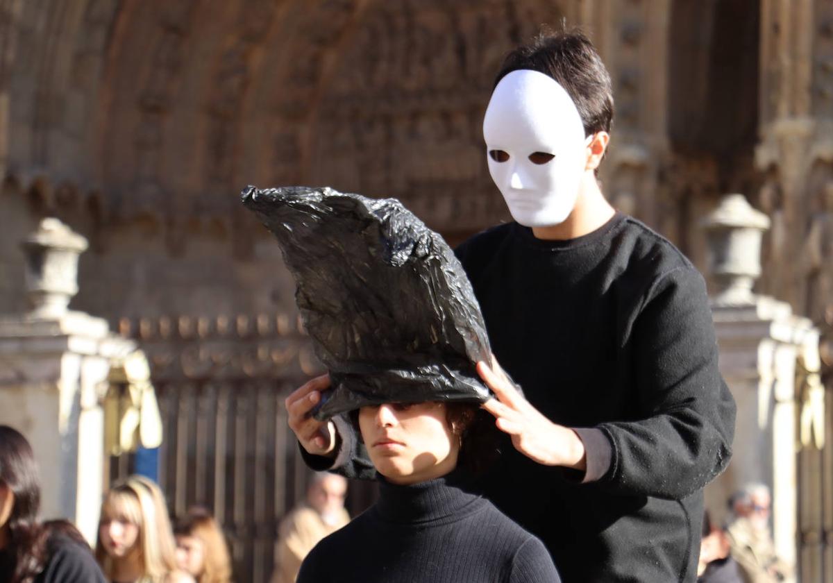 Alumnos de la Escuela de Arte de León cubren con bolsas los rostros de sus compañeros.