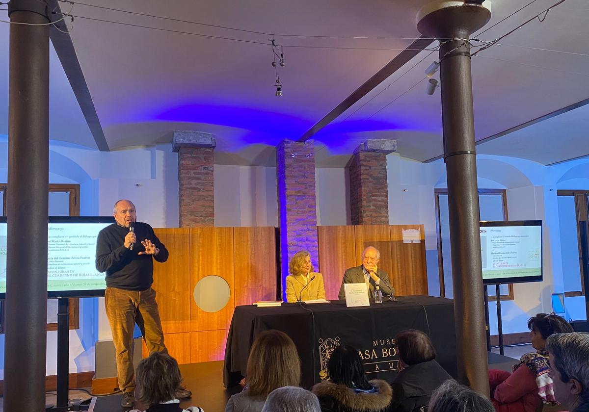 El escritor José María Merino en la presentación en la Casa Botines de León.